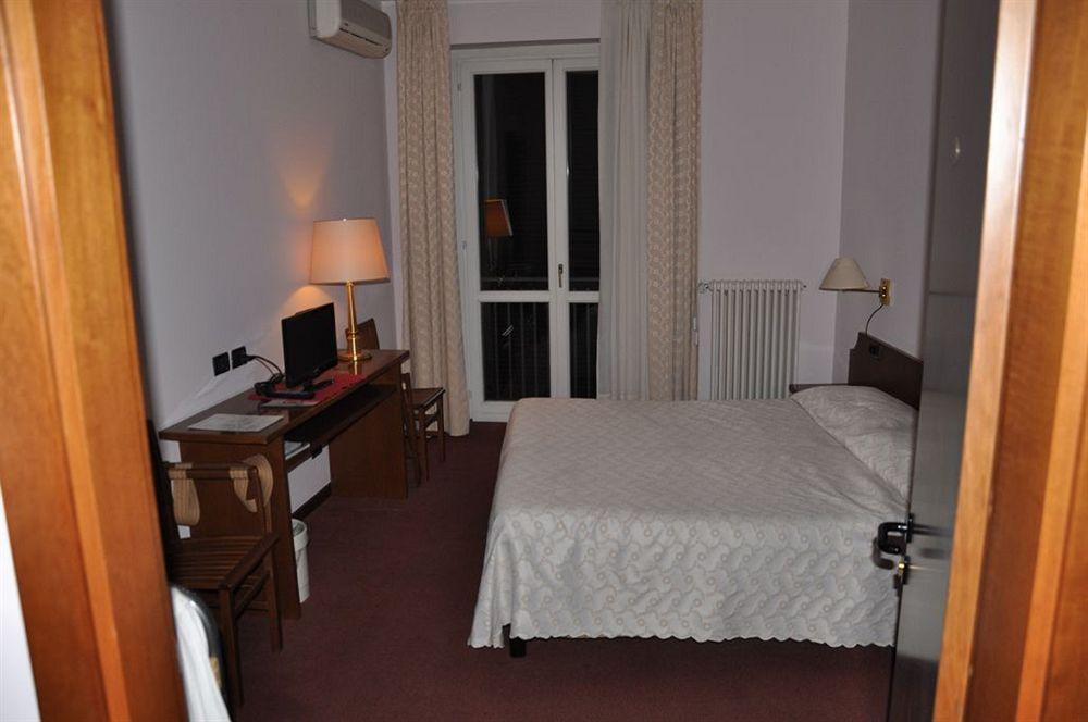 Albergo Ponte Vecchio Cernobbio Bagian luar foto